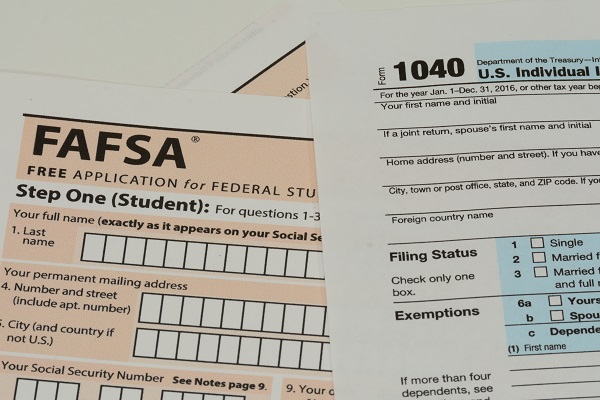 美国IRS表格1040和FAFSA申请
