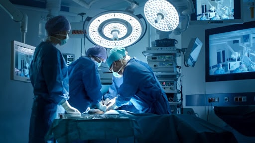 医疗团队在现代化手术室进行外科手术