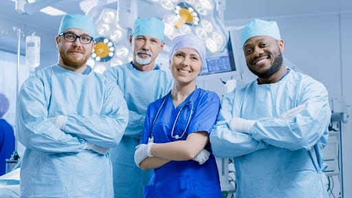 现代外科团队在手术室摆姿势